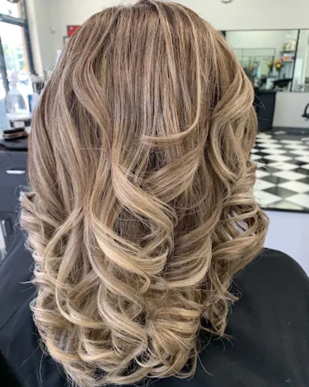 Servicio de balayage profesional en Salon Lineys